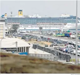  ?? JESÚS MARÍN ?? Crucero en el puerto de Cádiz.