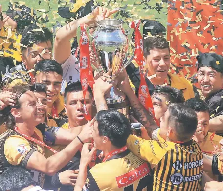  ?? PHOTOSPORT ?? Los “Piratas” derrotaron a Puerto Montt y celebraron con su gente|