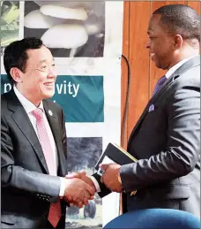  ?? FAO) ?? FAO Director General QU Dongyu (L) during a bilateral meeting with Minister of Agricultur­e Jabulani Clement Mabuza.(Pic: