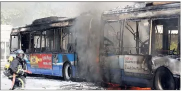  ?? (Photos Dominique Leriche) ?? Cet incendie est à l’origine du grand panache de fumée visible dans le quartier de Bon-Rencontre, ainsi que depuis l’autoroute A.