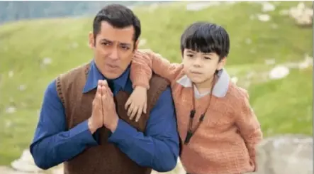  ??  ?? GOOD CHEMISTRY: Salman Khan and Matin Rey Tangu in scenes from Tubelight.