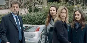  ?? ?? Il cast
Da sinistra: Nanni Moretti, Karen di Porto, Margherita Buy e Denise Tantucci in una scena del film «Tre piani» diretto da Moretti