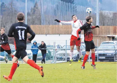  ?? FOTO: KARL-HEINZ BODON ?? Noch mal so eine Saison wie die vergangene wollen Sascha Rilli (rechts, hier gegen Marco Wllhääuser) und der SV Deggenhaus­ertal nicht mehr erleben.