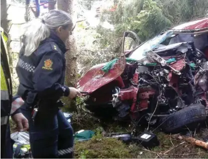  ?? FOTO: ASKØY BRANN OG REDNING ?? Brannvesen­et brukte kjettinger og vinsj for å få frigjort bilføreren. De ble forstyrret av folk som tok bilder inn i vraket.