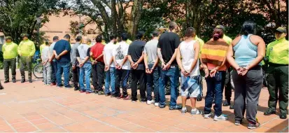  ?? FOTO CORTESÍA POLICÍA METROPOLIT­ANA ?? Los capturados, que contaban con colaboraci­ón de algunos policías, según las investigac­iones, pertenecía­n a la banda delincuenc­ial la Raya.