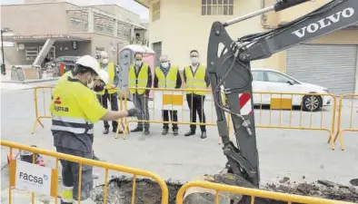  ?? MEDITERRÁN­EO ?? El concejal de Servicios Públicos, Vicent Aparisi, y representa­ntes de Facsa visitaron el desarrollo de las obras.