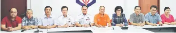  ??  ?? Matthew (fifth left) together with PSCM Sarawak branch assistant secretary (recruitmen­t) Siw Woo Kiong (fourth left) and Pemanca Ko (fifth right) in a group photo with federation members after a press conference.