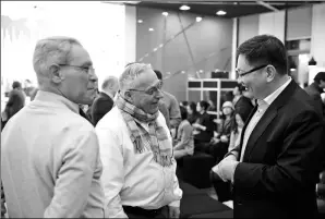  ?? PROVIDED TO CHINA DAILY ?? Tang Ning (right), CEO of CreditEase, interacts with participan­ts at an event in Beijing.