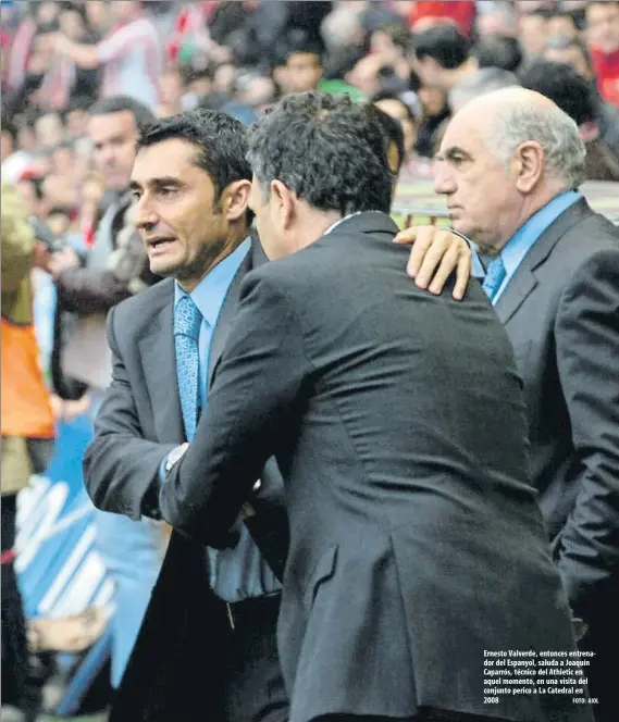  ?? FOTO: AIOL ?? Ernesto Valverde, entonces entrenador del Espanyol, saluda a Joaquín Caparrós, técnico del Athletic en aquel momento, en una visita del conjunto perico a La Catedral en 2008