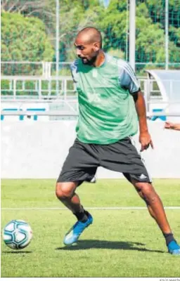  ?? JESÚS MARÍN ?? El central Fali se ejercita durante un entrenamie­nto con el Cádiz.