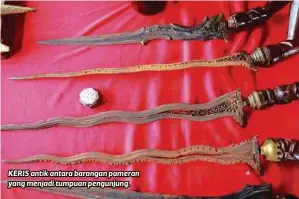  ??  ?? KERIS antik antara barangan pameran yang menjadi tumpuan pengunjung.