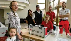  ?? Foto: Sabine Kappelmeie­r ?? Beim Blutspende­termin im Forum: Andrea Rösch mit Tochter Helene, Nadine Rathgeber, Benjamin Reisch, Rebecca Köhler, Tim Tischmann, Tobias Reichert (von links). Rösch hat als erste das neue System getestet.