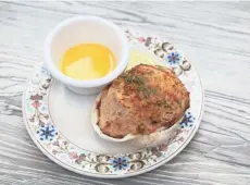  ??  ?? The stuffed quahog, chopped clam in dressing with melted butter, is a side dish.