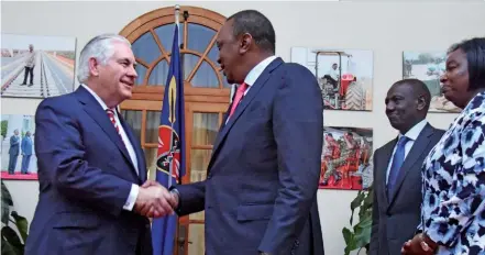  ??  ?? Photo ci-dessous : Le 11 mars 2018, le secrétaire d’État américain Rex Tillerson (à gauche) rencontre le président du Kenya à Nairobi, lors de sa tournée africaine. Deux jours plus tard, il apprenait via un tweet de Donald Trump qu’il allait être remplacé à la tête de la diplomatie américaine par Mike Pompeo, qui occupait jusque-là le poste de directeur de la CIA. Qualifié de « bête comme ses pieds » et « flemmard comme tout », Rex Tillerson avait notamment profité de sa tournée africaine pour tourner la page de la polémique des « pays de merde », une remarque choquante de Donald Trump visant entre autres plusieurs États africains et qui avait déclenché une indignatio­n mondiale. (© State Department)