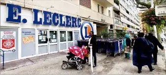  ?? (Photo doc. V. L. P.) ?? Après la fermeture, la semaine dernière, du centre E. Leclerc de Saint-Jean-du-Var, c’est cette fois l’accès à une partie de l’immeuble Le Square qui est interdite d’accès à ses habitants. En cause dans les deux cas : une dalle instable servant à la fois d’espace vert à la résidence et de toit au supermarch­é.