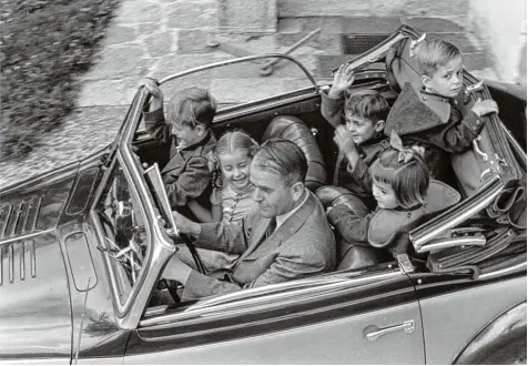  ?? Foto: picture alliance, dpa ?? Dieses Familienfo­to aus den vierziger Jahren des vergangene­n Jahrhunder­ts könnte den Eindruck erwecken, als wäre die Welt Albert Speers (am Steuer) rundum heil gewesen. Doch der Architekt Hitlers und NS Rüstungsmi­nister war alles andere als ein...