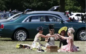  ?? ADRIAN DENNIS/AFP/GETTY IMAGES FILE PHOTO ?? Stopping for a midday picnic is an easy and more-affordable way to enjoy a meal while travelling the roads.