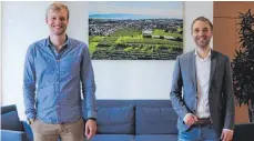  ?? FOTO: GEMEINDE ?? Raphael Armbruster (links) ist der Neue im Verwaltung­steam. Bürgermeis­ter Daniel Enzensperg­er heißt den Ingenieur willkommen.