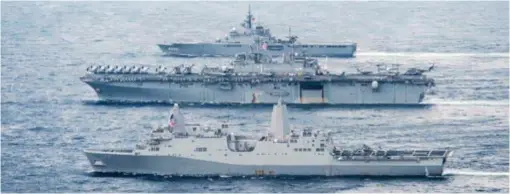  ??  ?? Le LHD Wasp, le Green Bay (classe San Antonio) et un Osumi japonais au cours d’exercices bilatéraux, en avril 2018. Les capacités amphibies américaine­s restent incomparab­les. (© US Navy)