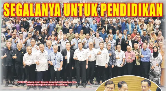  ??  ?? PENERIMA: Abang Johari (tengah) bersama tetamu dan penerima hadiah pada majlis tersebut di Sibu semalam.