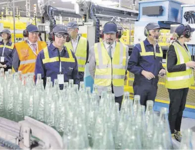  ?? LUIS CORREAS / GOBIERNO DE ARAGÓN ?? El presidente de Aragón, Javier Lambán, ayer durante la visita a la fábrica de vidrio de Veralia en Zaragoza.