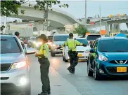  ?? HANSEL VÁSQUEZ ?? Policías de Tránsito realizan controles en la vía que comunica a Barranquil­la con Santa Marta.