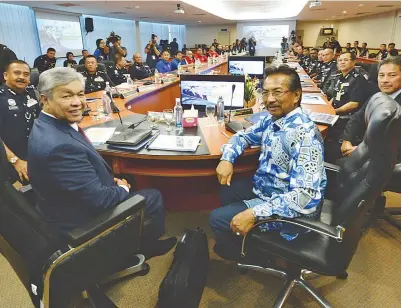  ?? Gambar oleh JAMES TSEU ?? TIMBALAN Perdana Menteri Datuk Seri Dr. Ahmad Zahid Hamidi (depan kiri) bersama Ketua Menteri Tan Sri Musa Haji Aman (kanan) menghadiri sesi Taklimat Persediaan Pilihan Raya Umum (PRU) Ke-14 bagi Polis Diraja Malaysia (PDRM) di Ibu Pejabat Polis...