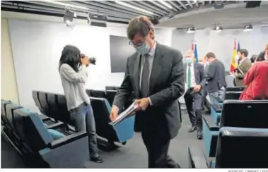  ?? RODRIGO JIMÉNEZ / EFE ?? El ministro de Sanidad, Salvador Illa, al finalizar ayer la rueda de prensa en Moncloa.