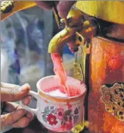  ??  ?? Ahead of Eid, women shopping in Old City; Kashmiri chai being prepared at a stall and eateries offering lipsmackin­g delicacies to the visitors.