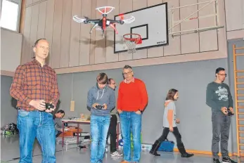  ?? FOTO: MARKUS LEHMANN ?? Die Modellflug­gruppe Ostalb hatte in der Aalener Jahnturnha­lle ihren ersten Multikopte­r-Wettbewerb veranstalt­et. Da gab’s eine Menge Flugkünste zu bestaunen.