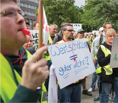  ?? Foto: Björn Kietzmann ?? Beschäftig­te von Zalando aus Brieselang bei Protesten vor der Modemesse »Bread & Butter«