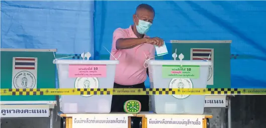  ?? NUTTHAWAT WICHEANBUT ?? A Thai citizen casts a vote during the general elections held on May 14.