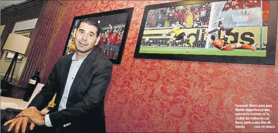  ?? FOTO: PEP MORATA ?? Fernando Hierro posa para Mundo Deportivo en una entrevista reciente en la Ciudad del Fútbol de Las Rozas junto a una foto de Iniesta