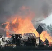  ?? —photos fournies par Maria-Lina Righetti ?? Un incendie dans un entrepôt extérieur de palettes à Brownsburg-Chatham a sévi le samedi 20 juin, par une chaleur accablante. Les pompiers de cinq municipali­tés de la MRC d’Argenteuil ont été requis pour juguler les flammes.