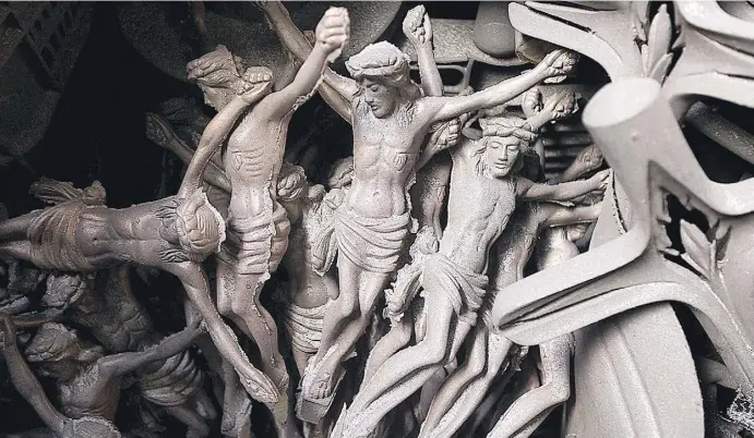  ?? Fotos: Ángel García ?? „Es geht drunter und drüber: Formen für Kruzifixe in einer Gießerei in Alcoy.