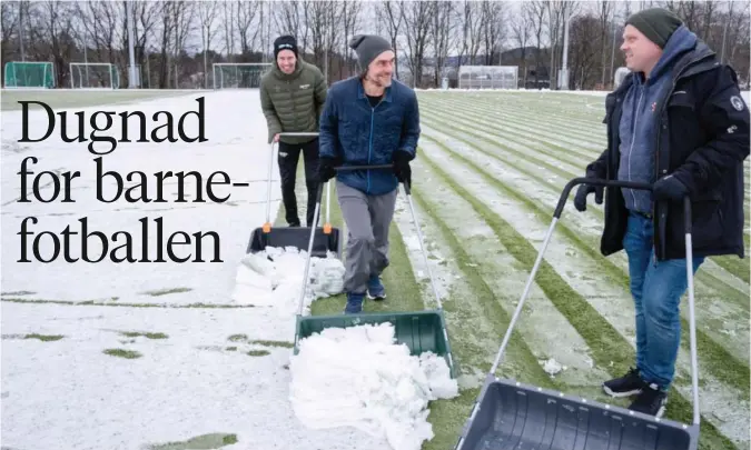  ?? MARIE VON KROGH ?? På Midjord har Brodd kjøpt inn snøskuffer og oppfordret til måkedugnad i tilfelle Stavanger kommune ikke rekker å måke før frost gjør det umulig. Aril Finnesand (til høyre), Åsbjørn Sivertsen (i midten) og Svein Erik Torvik (bak) var blant dem som tok i et tak tirsdag ettermidda­g.