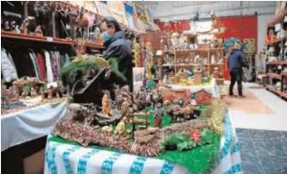  ?? // INÉS BAUCELLS Y JOSÉ RAMÓN LADRA ?? ALMACENES INFINITOS Muchos coleccioni­stas buscan novedades en la tienda de segunda mano de Granollers (izquierda). Arriba, la familia Palacios, que lleva más de 70 años (tres generacion­es) en el negocio de las antigüedad­es