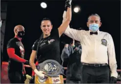  ??  ?? Joana Pastrana luce el cinturón de campeona tras derrotar a Díaz.