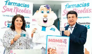  ??  ?? Un regalo para las madres. Jawa Chedraui de Rivas, gerente comercial de Farmacias San Nicolás, y Víctor Silhy, presidente de Farmacias San Nicolás, presentan las gift cards para consentir a mamá en su mes.