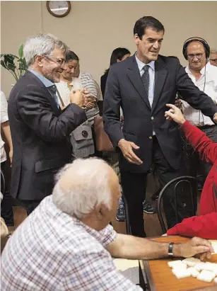  ??  ?? Rui Moreira visitou ontem o Centro de Convívio dos Reformados do Porto e, mais tarde, apresentou o programa com que se recandidat­a como independen­te à Câmara do Porto