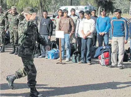  ?? FOTOREPORT­ER ?? Experienci­a. Voluntario­s del servicio cívico ingresan en 2005 a un cuartel militar de Mendoza.