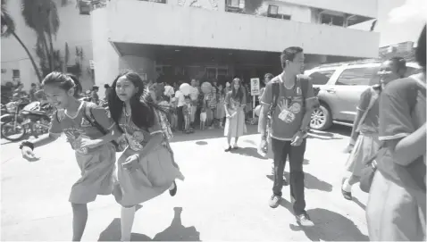  ?? JOY TORREJOS ?? School children exiting the Mandaue City Cultural and Sports Complex after Mayor Luigi Quisumbing delivers his first State of the Children address.