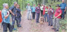  ?? FOTO: EDWIN DREHER ?? Viele interessan­te Informatio­nen erhielten die Teilnehmer an der Grenzwande­rung des Albvereins Denkingen.