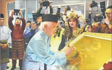 ??  ?? Taib signs on the plaque to launch the KIS Miri.