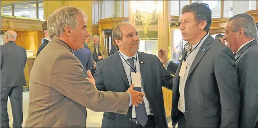  ?? FOTOS: PABLO CUARTEROLO ?? SUELTOS. El empresario y “hermano de la vida” del Presidente, Nicolás Caputo (centro), desparrama optimismo en el círculo rojo.