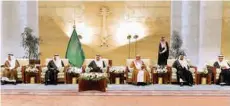  ?? (واس) ?? الأمير فيصل بن بندر يتوسط حضور حفل تكريم نائبه الرياض: الوطن