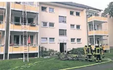  ?? FOTO: FEUERWEHR HAAN ?? Elf Personen und ein Tier müssen aus dem Mehrfamili­enhaus an der Diekermühl­enstraße gerettet werden.