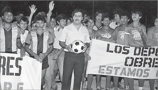  ??  ?? Pablo Escobar posa con uno de los equipos de fútbol a los que patrocinab­a en su país, Colombia.