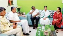  ?? PTI ?? West Bengal CM Mamata Banerejee, Andhra Pradesh CM Chandrabab­u Naidu, Kerala CM Pinarayi Vijayan and Karnataka CM H D Kumaraswam­y with CM Arvind Kejriwal’s wife