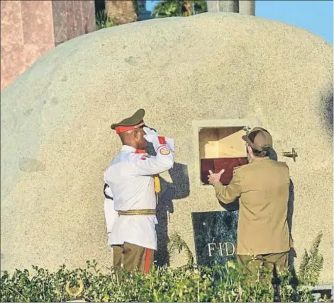  ??  ?? El presidente cubano, Raúl Castro, coloca la urna con las cenizas de su hermano Fidel en su tumba, en el cemente